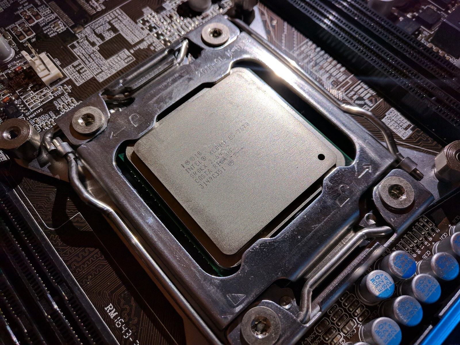 Intel Xeon E5-2690 v4 (14C/28T, 2.6GHz)